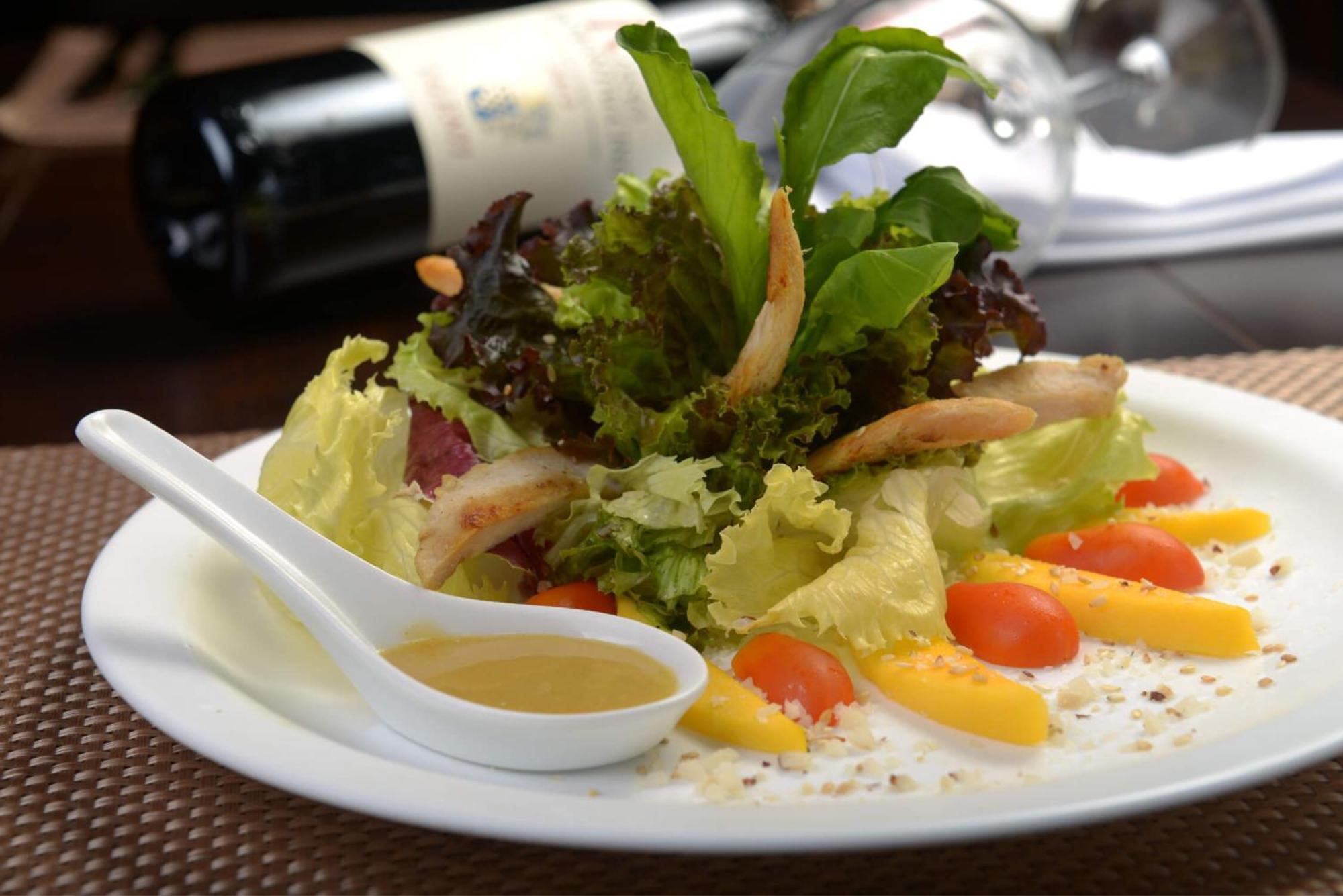 Deville Prime Campo Grande 캄푸그란지 외부 사진 A salad with a side of dressing