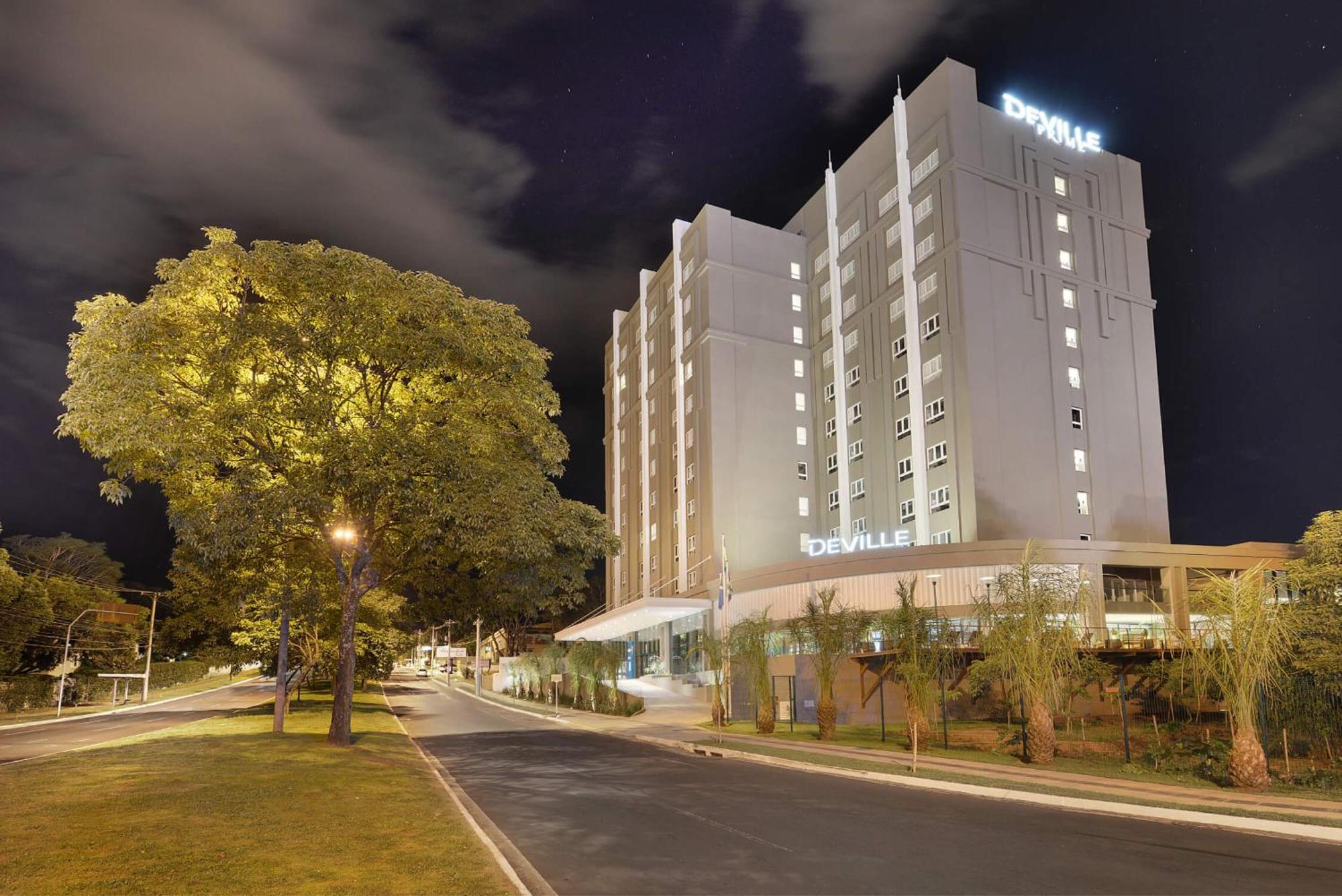 Deville Prime Campo Grande 캄푸그란지 외부 사진 The hotel at night