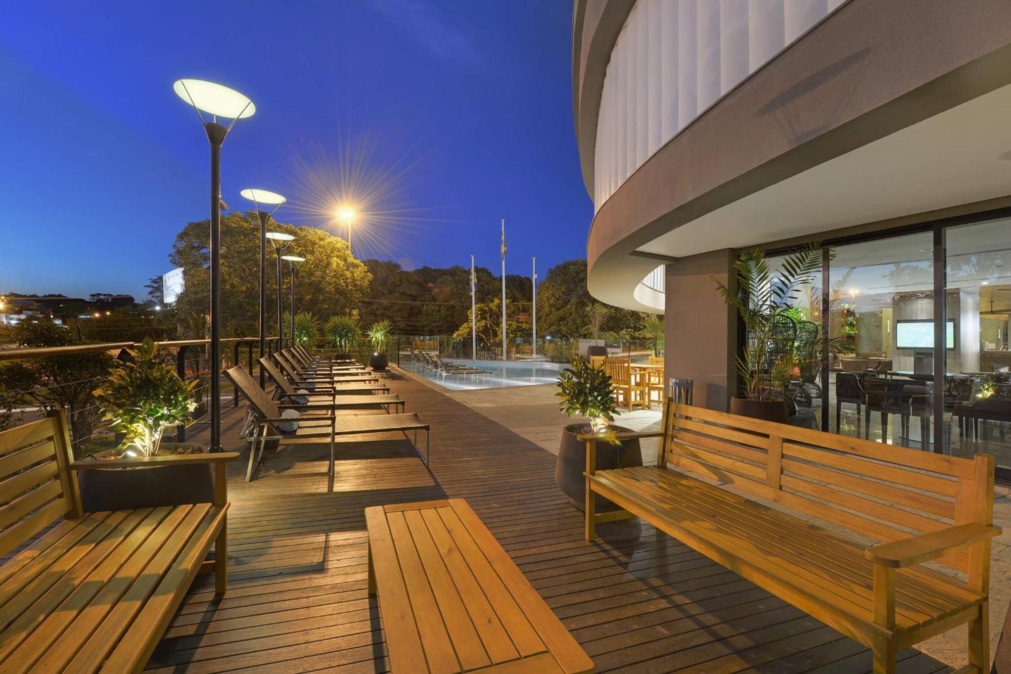 Deville Prime Campo Grande 캄푸그란지 외부 사진 The pool at the rooftop of the hotel
