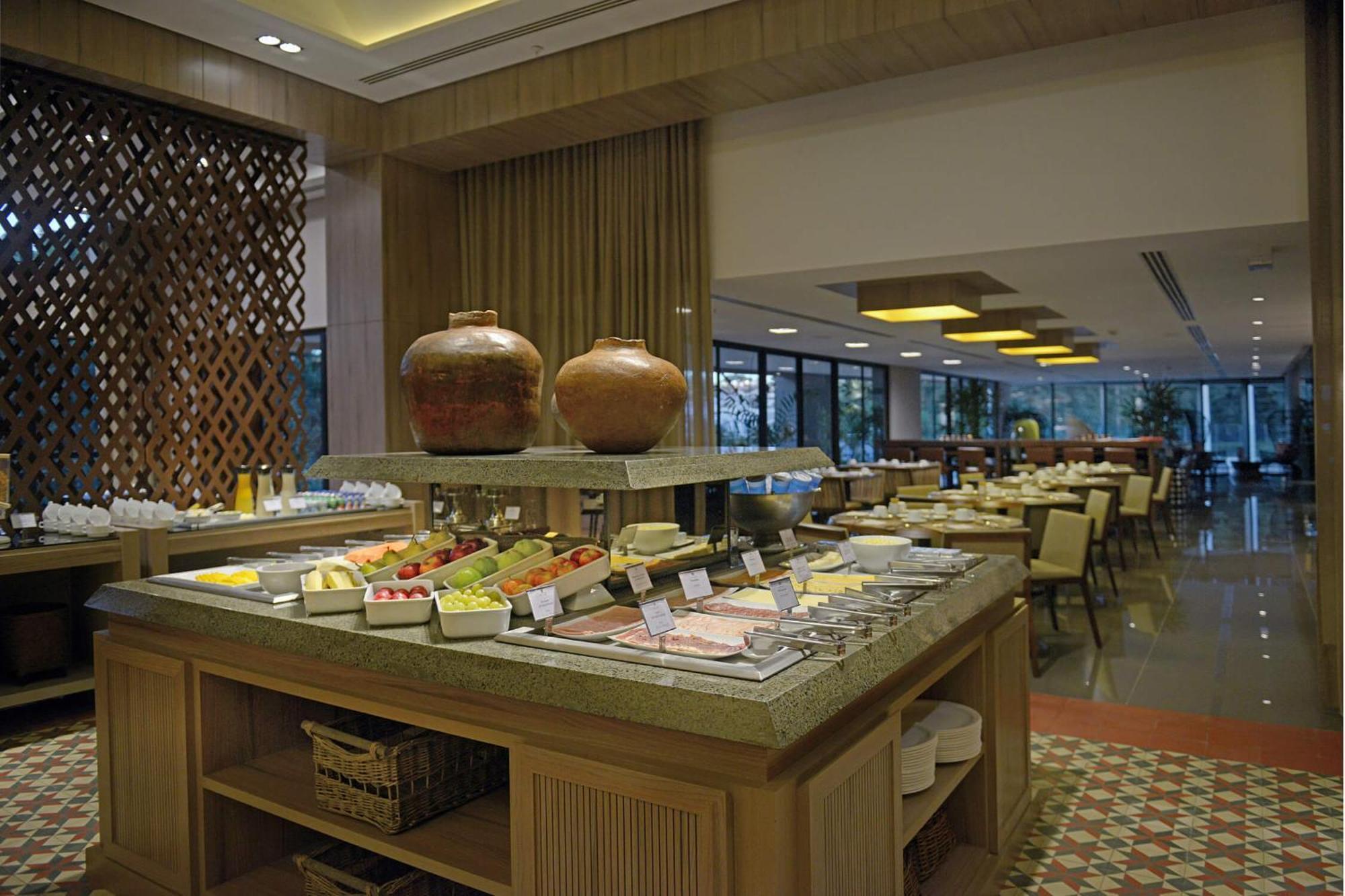 Deville Prime Campo Grande 캄푸그란지 외부 사진 A buffet at a hotel
